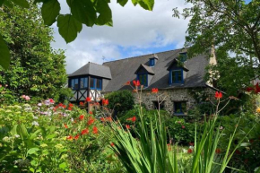 Grande maison en pierre, calme, jardin arboré.